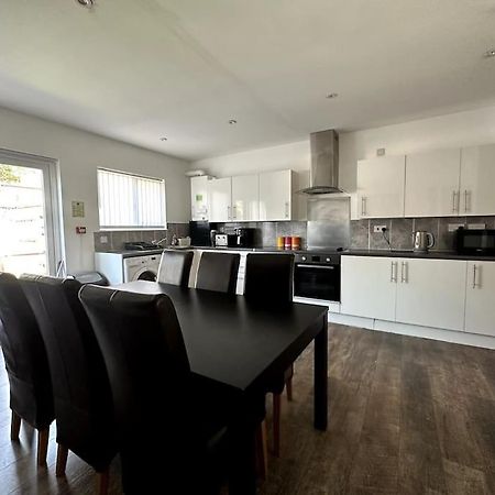 Spacious Holiday Home Near Tube Station - By Starlet Stays London Kültér fotó