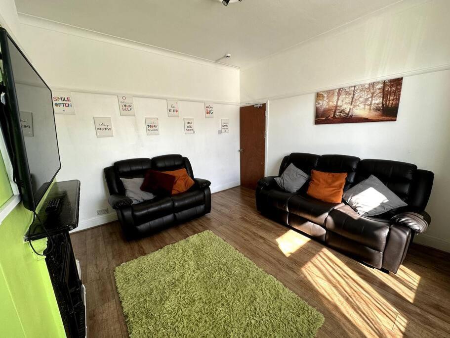 Spacious Holiday Home Near Tube Station - By Starlet Stays London Kültér fotó