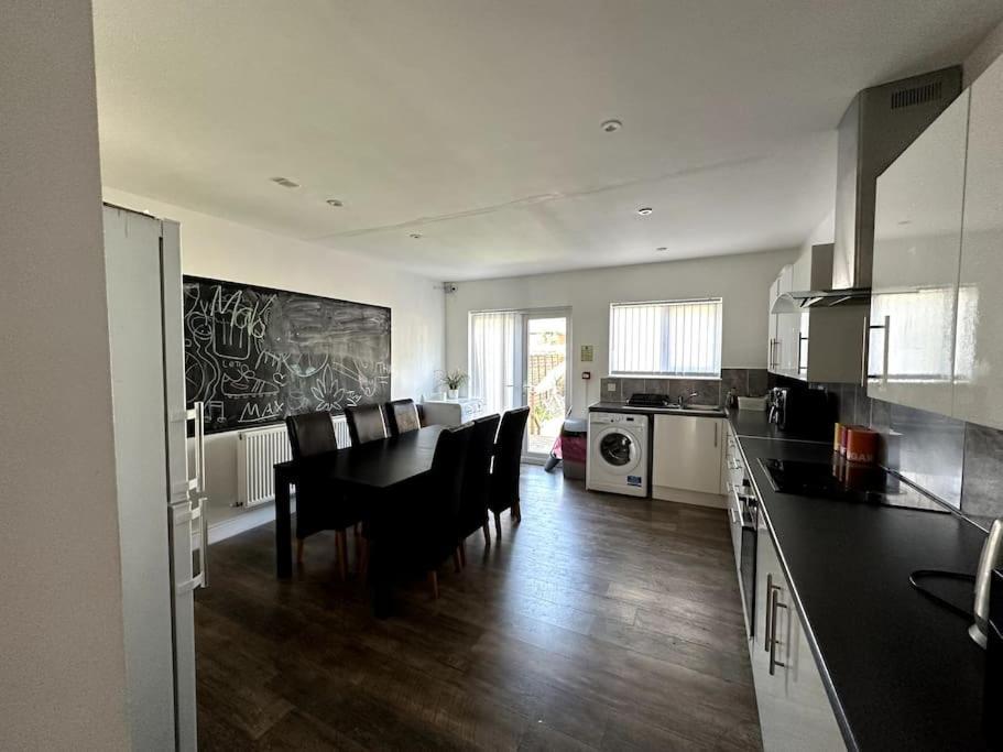Spacious Holiday Home Near Tube Station - By Starlet Stays London Kültér fotó