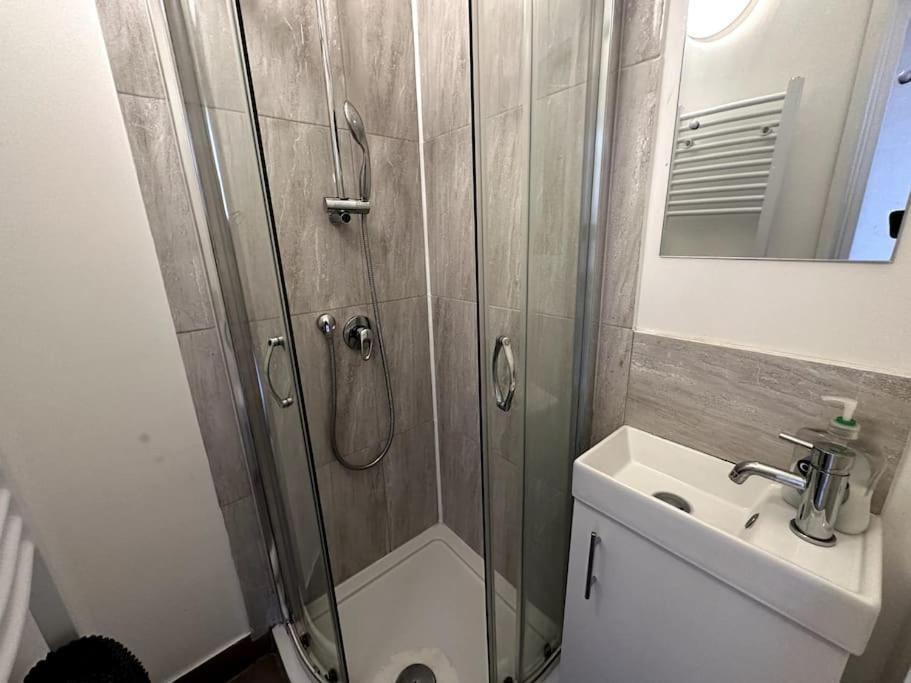 Spacious Holiday Home Near Tube Station - By Starlet Stays London Kültér fotó