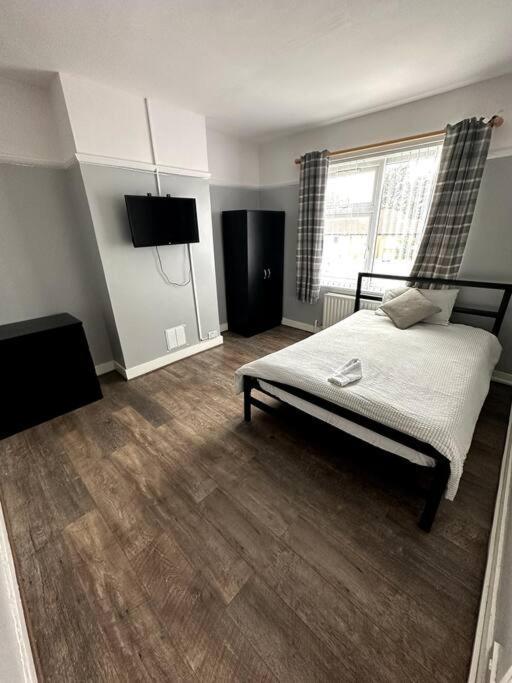 Spacious Holiday Home Near Tube Station - By Starlet Stays London Kültér fotó