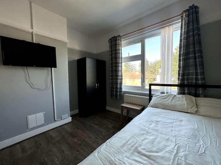 Spacious Holiday Home Near Tube Station - By Starlet Stays London Kültér fotó