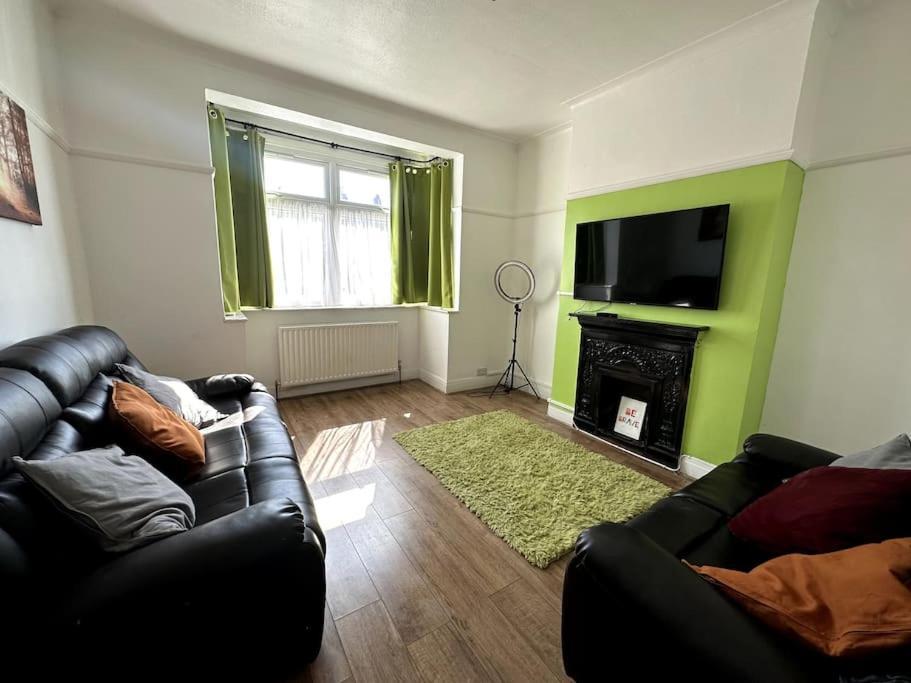 Spacious Holiday Home Near Tube Station - By Starlet Stays London Kültér fotó