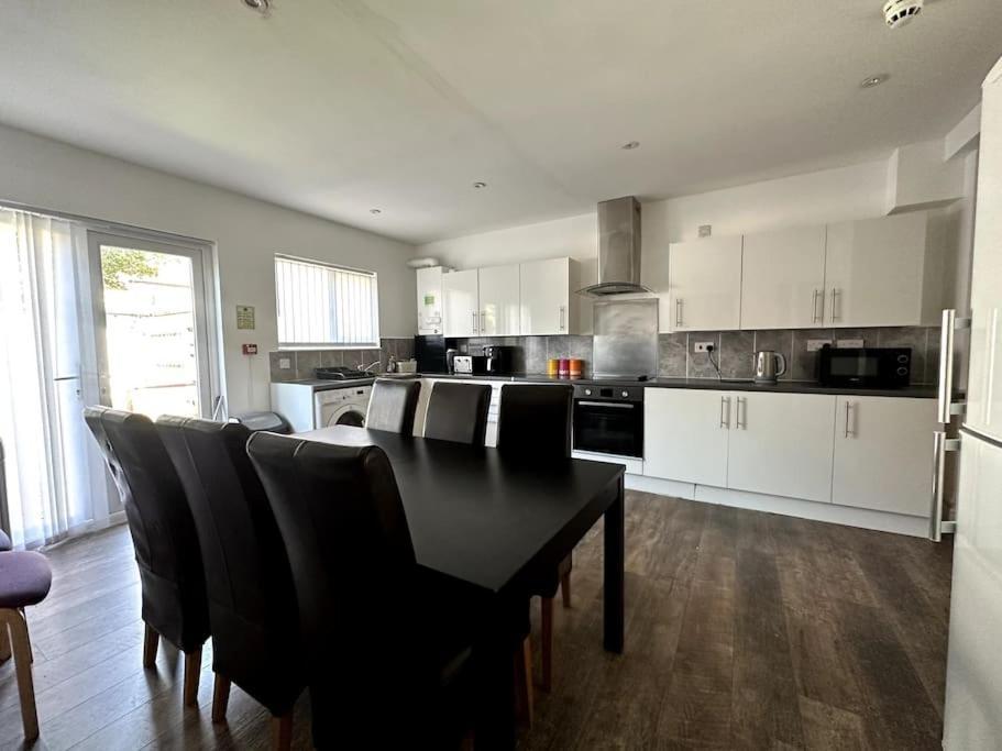 Spacious Holiday Home Near Tube Station - By Starlet Stays London Kültér fotó