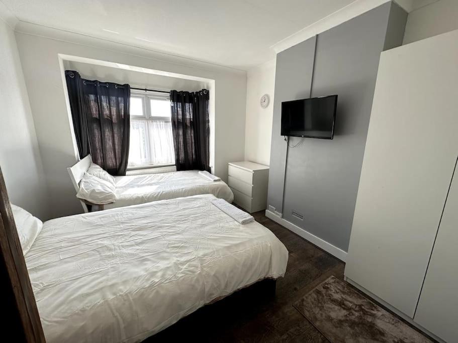 Spacious Holiday Home Near Tube Station - By Starlet Stays London Kültér fotó