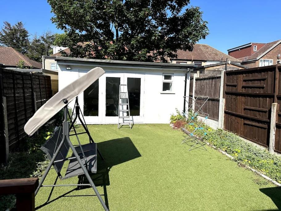 Spacious Holiday Home Near Tube Station - By Starlet Stays London Kültér fotó